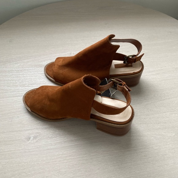 Forever 21 Tan Sandals Size 10 Womens - Picture 2 of 3